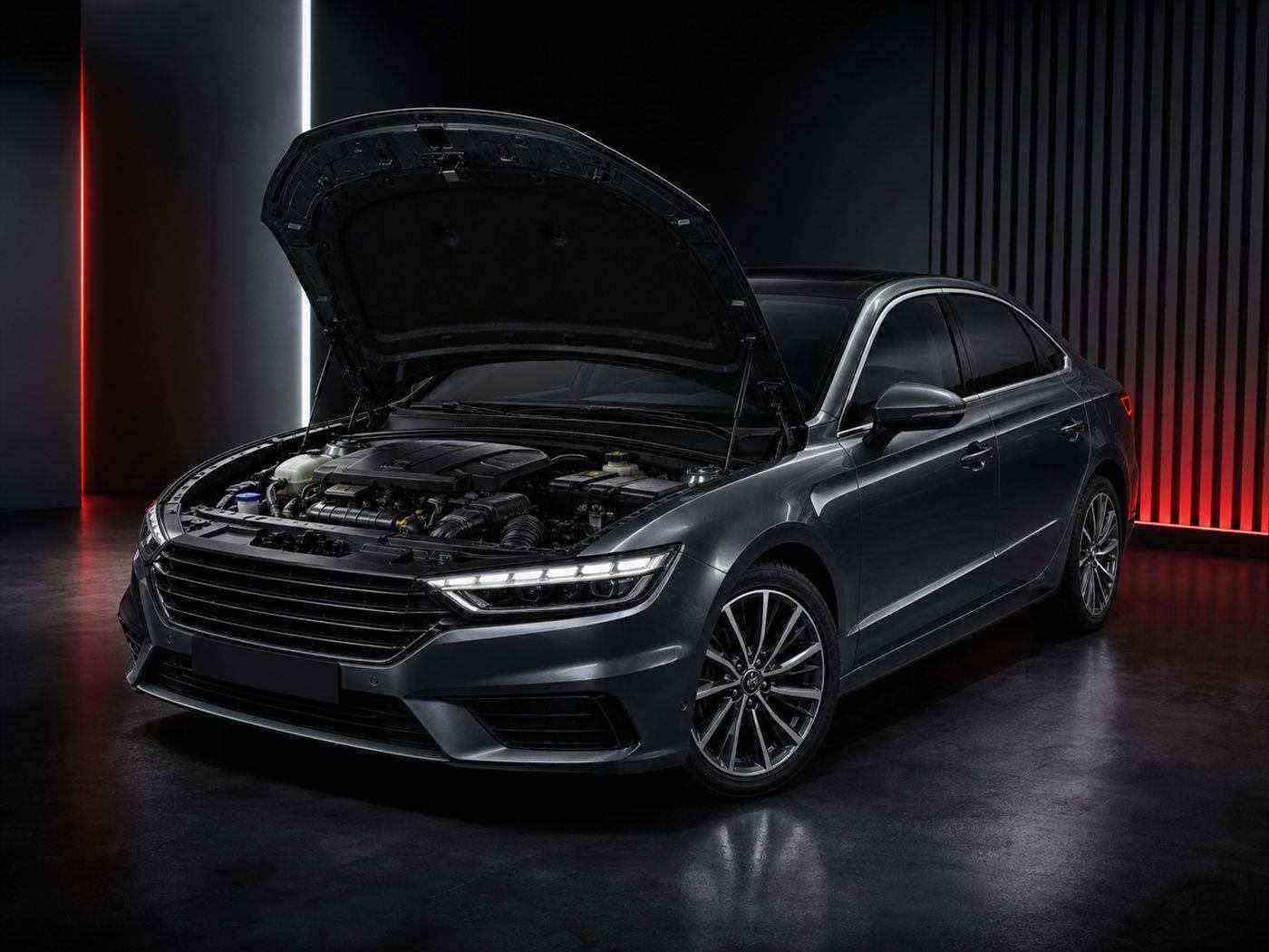 Fahrzeug mit geöffneter Motorhaube als 3D-Visualisierung
